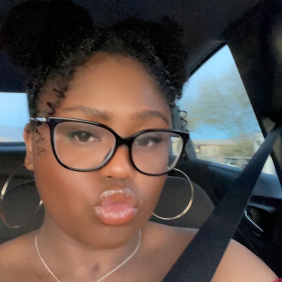 Meet your Posher, Cayla - Picture 2 of 2